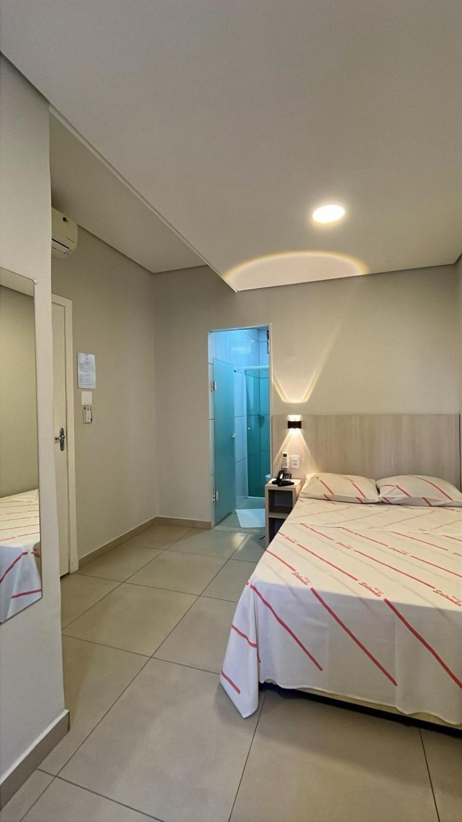 Hotel Salomao: Central Stay Near 25 de Marco & Sampa Sky, Sao Paulo